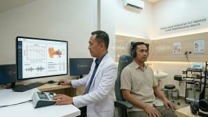 Pasien menjalani tes pendengaran di klinik THT dengan pemeriksaan audiometri modern